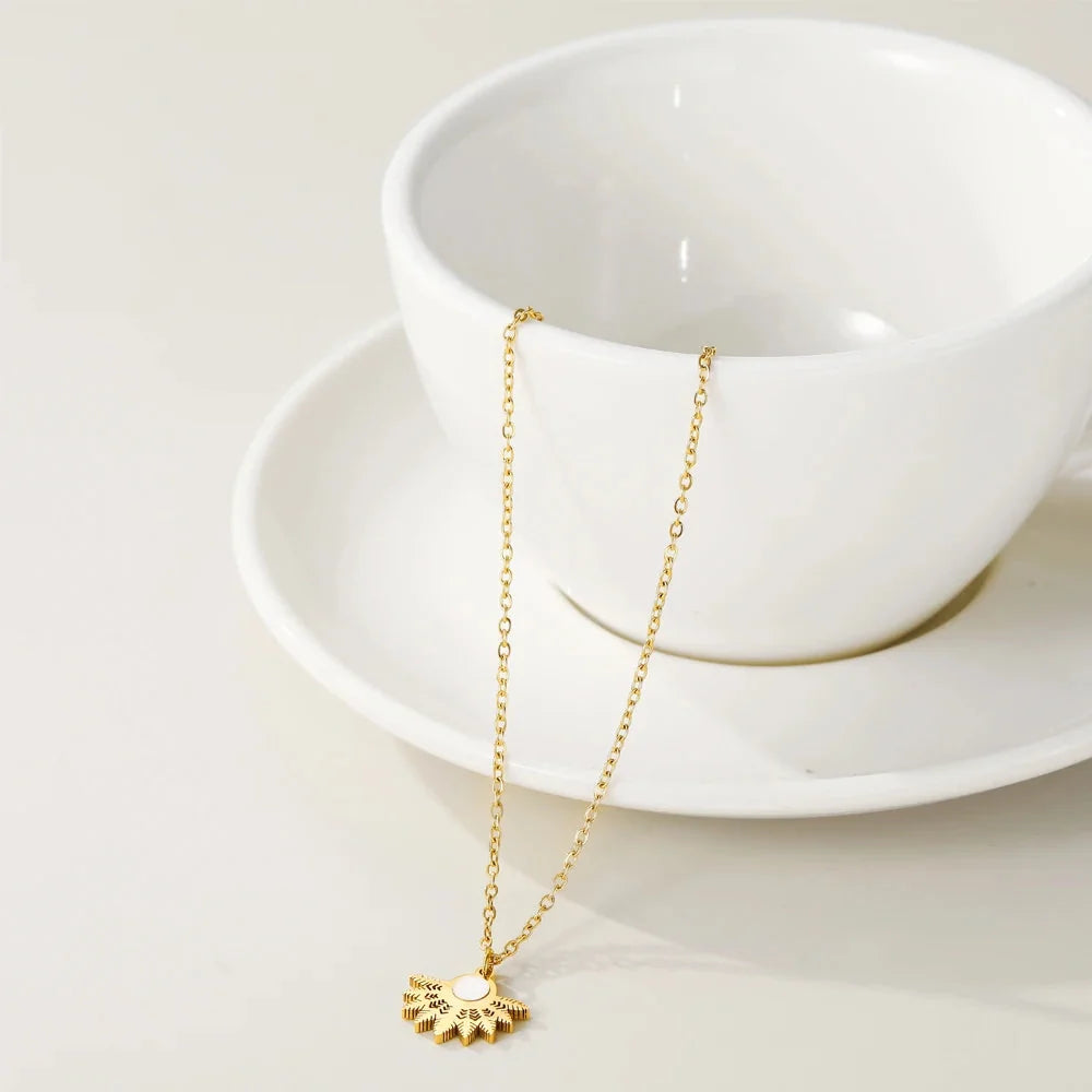 Perlenkette mit Mittelstück - YA-CHAN Designer-Anhänger in Gold mit Blumenmotiv