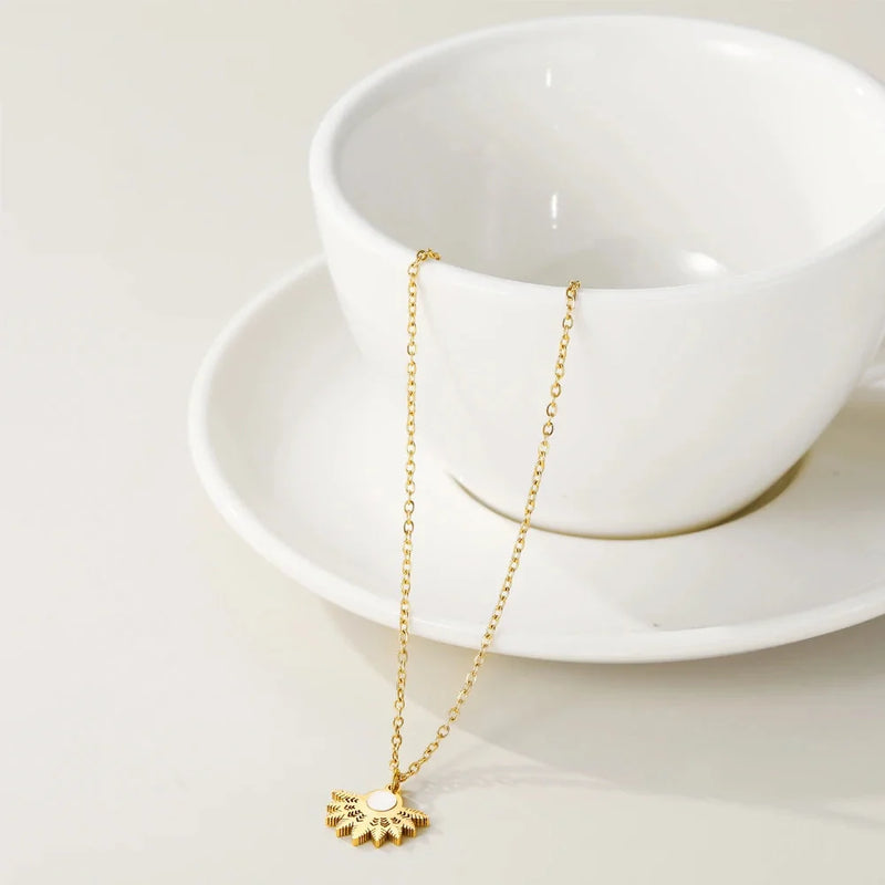 Perlenkette mit Mittelstück - YA-CHAN Designer-Anhänger in Gold mit Blumenmotiv