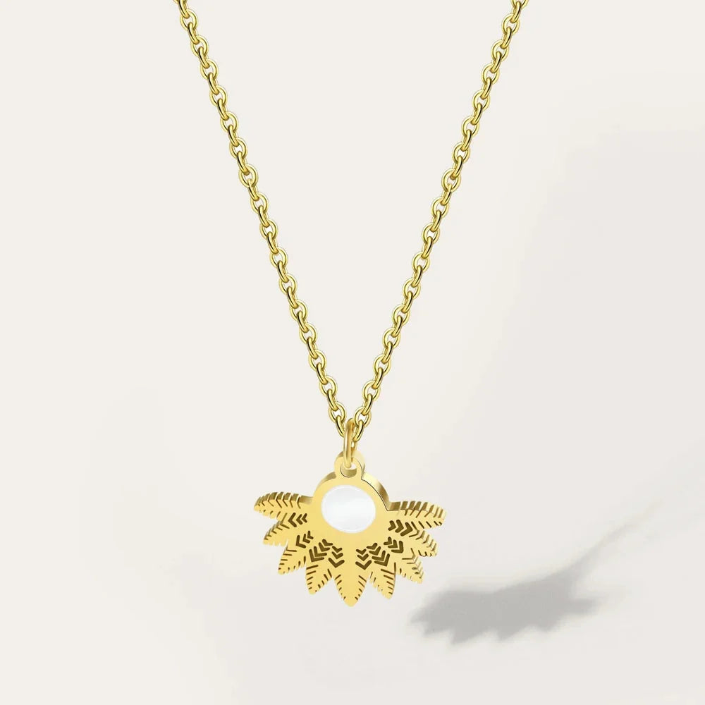 Perlenkette mit Mittelstück - YA-CHAN Designer-Anhänger in Gold mit Blumenmotiv