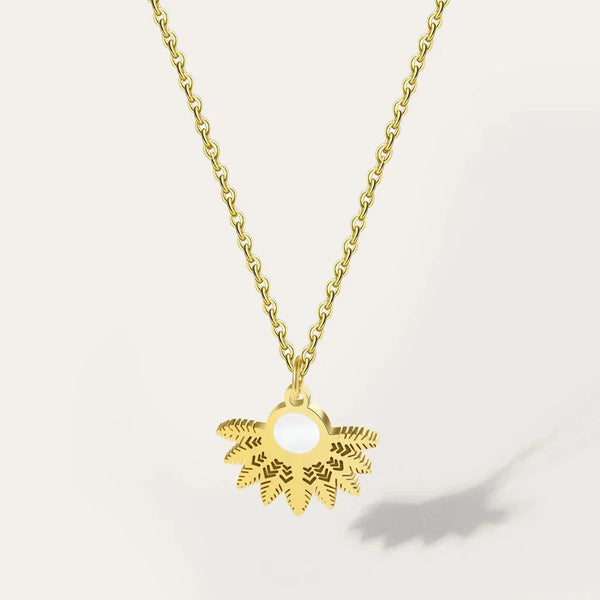 Perlenkette mit Mittelstück - YA-CHAN Designer-Anhänger in Gold mit Blumenmotiv