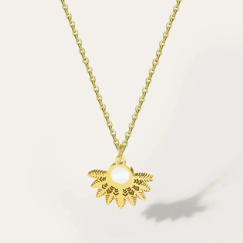 Perlenkette mit Mittelstück - YA-CHAN Designer-Anhänger in Gold mit Blumenmotiv