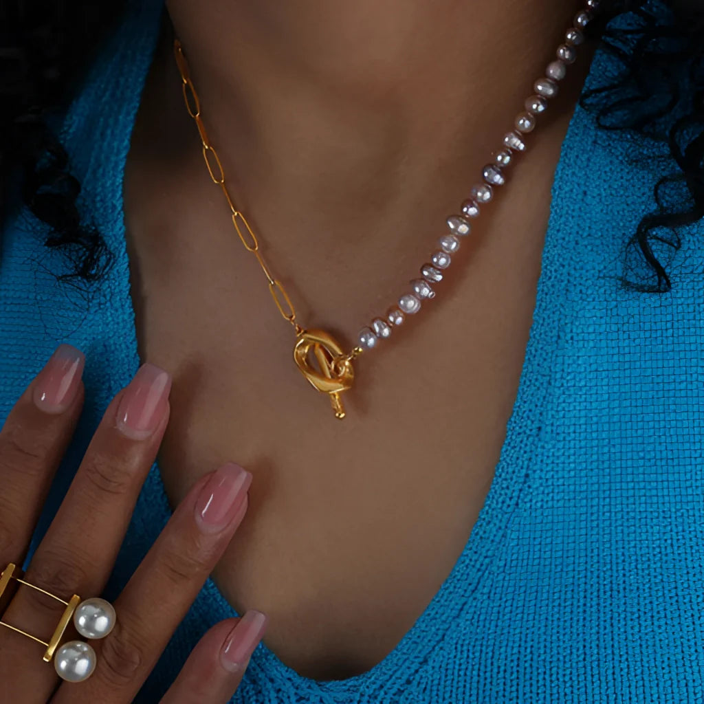 Perlen-Gold-Anhänger-Halskette mit Herzverschluss - eleganter zweifarbiger Schmuck