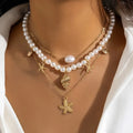 Perlenkette mit goldenen Seestern- und Muschelanhängern - Eleganter Strandschmuck