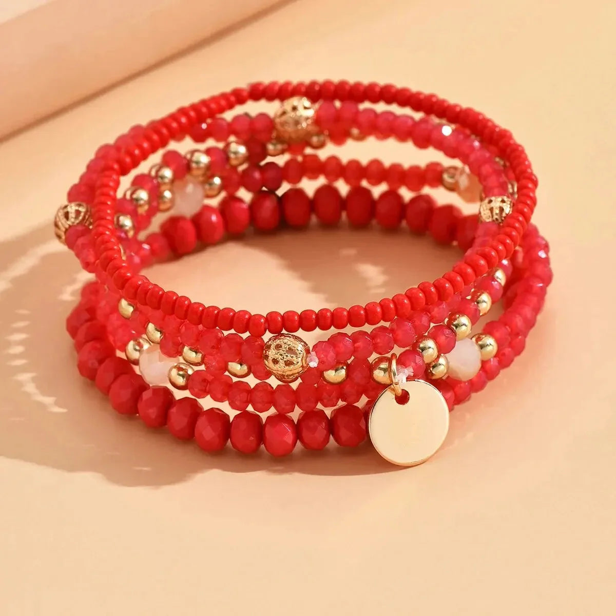 Jade-Perlenarmband mit goldenen Akzenten