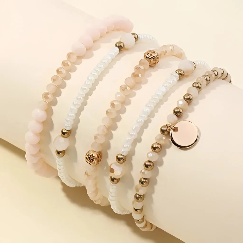 Jade-Perlenarmband mit goldenen Akzenten