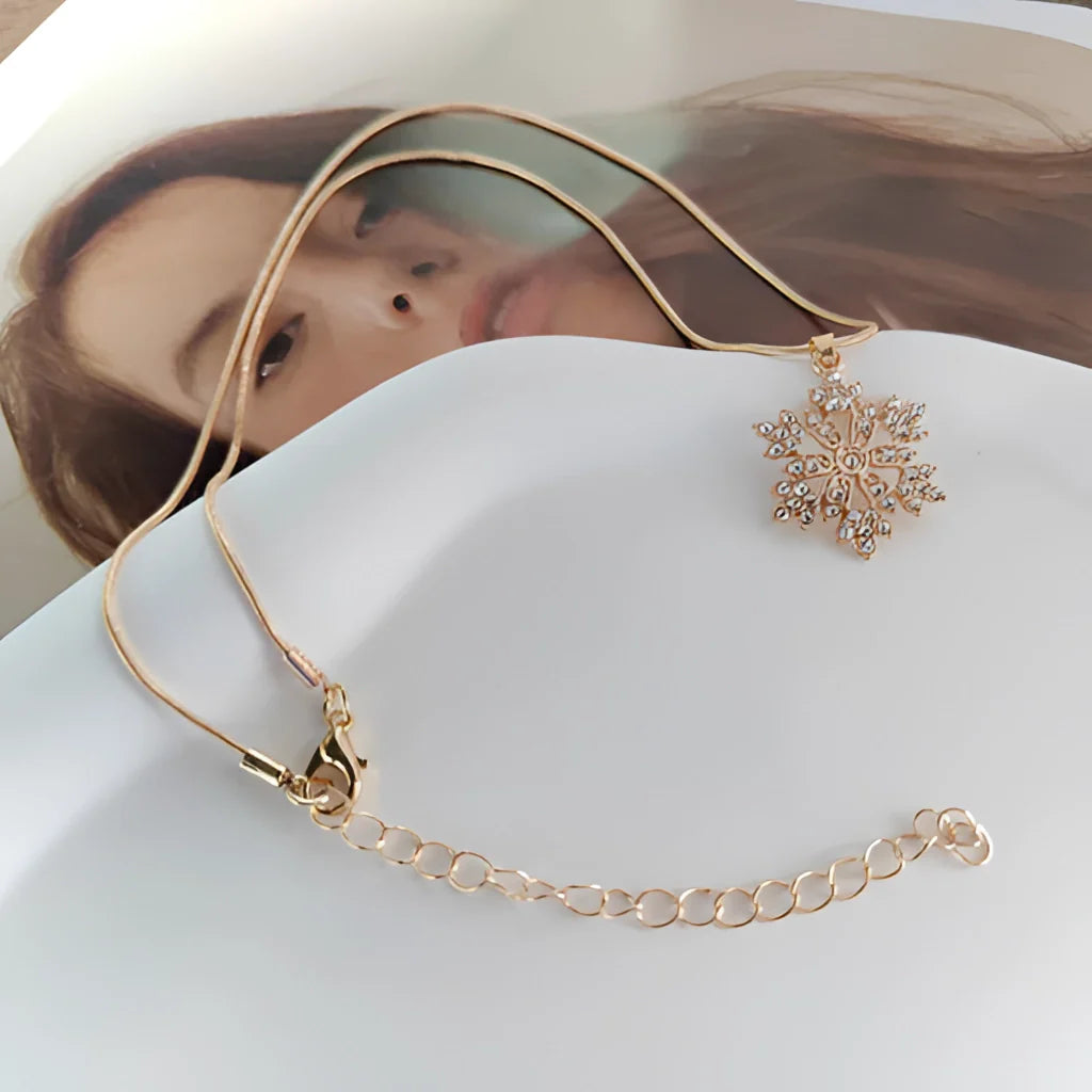 Schneeflockenanhänger - Diamant, Gold, luxuriöser Winterschmuck, festliches Geschenk