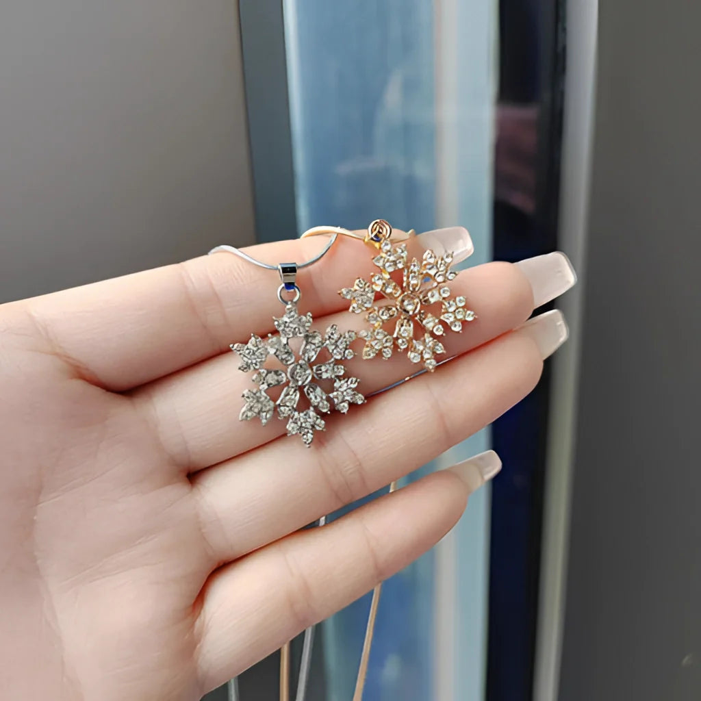 Schneeflockenanhänger - Diamant, Gold, luxuriöser Winterschmuck, festliches Geschenk