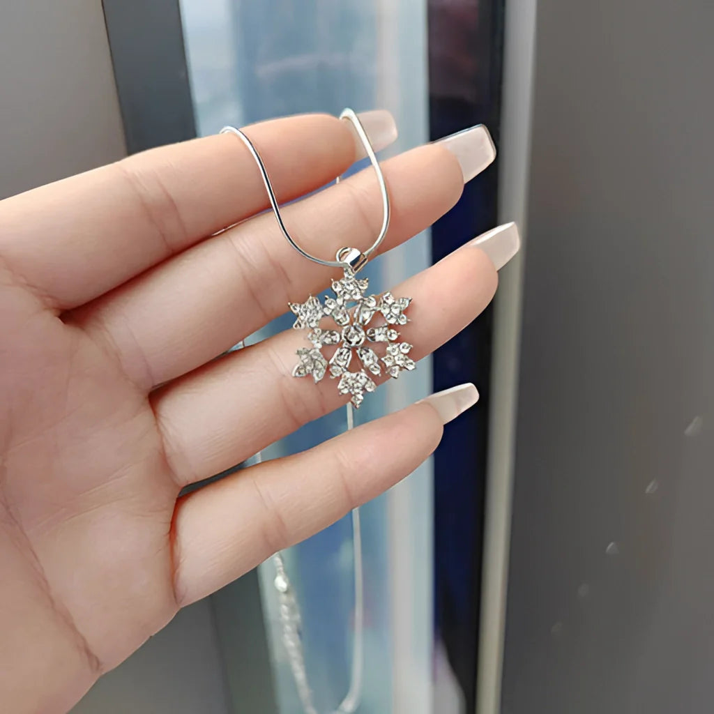Schneeflockenanhänger - Diamant, Gold, luxuriöser Winterschmuck, festliches Geschenk