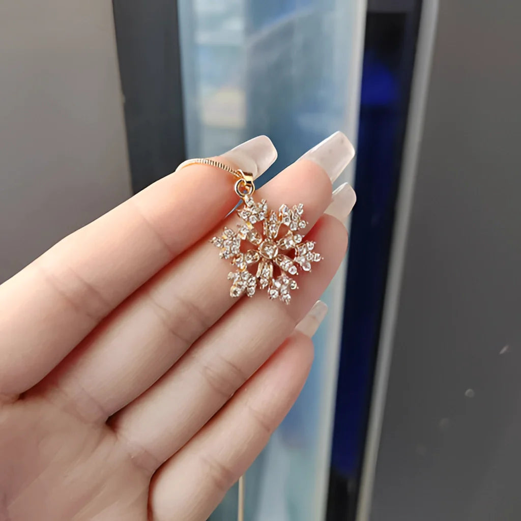 Schneeflockenanhänger - Diamant, Gold, luxuriöser Winterschmuck, festliches Geschenk