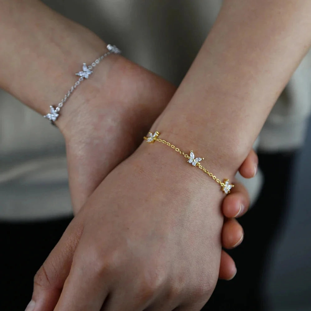 Goldenes Schmetterlings-Charm-Armband - zierlicher, verstellbarer Schmuck