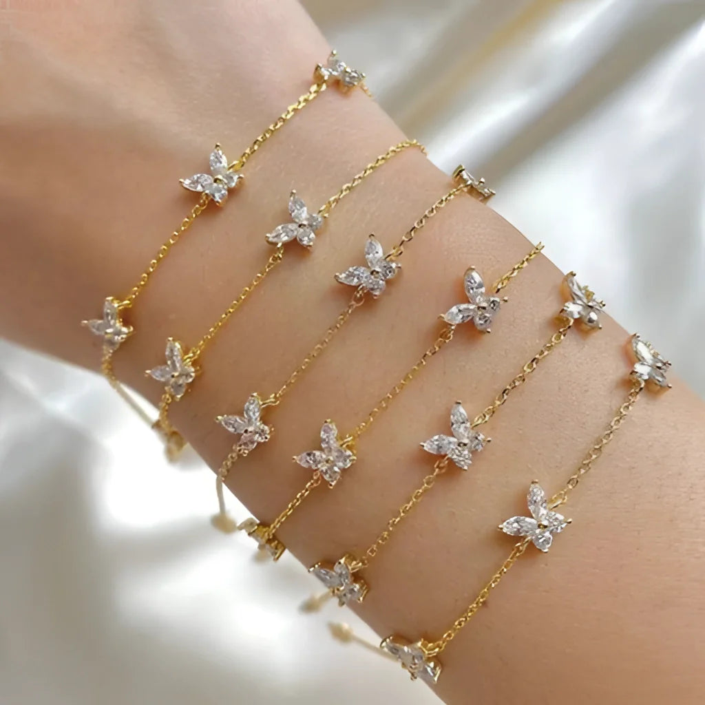 Goldenes Schmetterlings-Charm-Armband - zierlicher, verstellbarer Schmuck