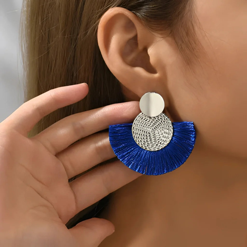 Böhmische weiße Quastenohrringe mit goldener Scheibe – Sommer-Statement