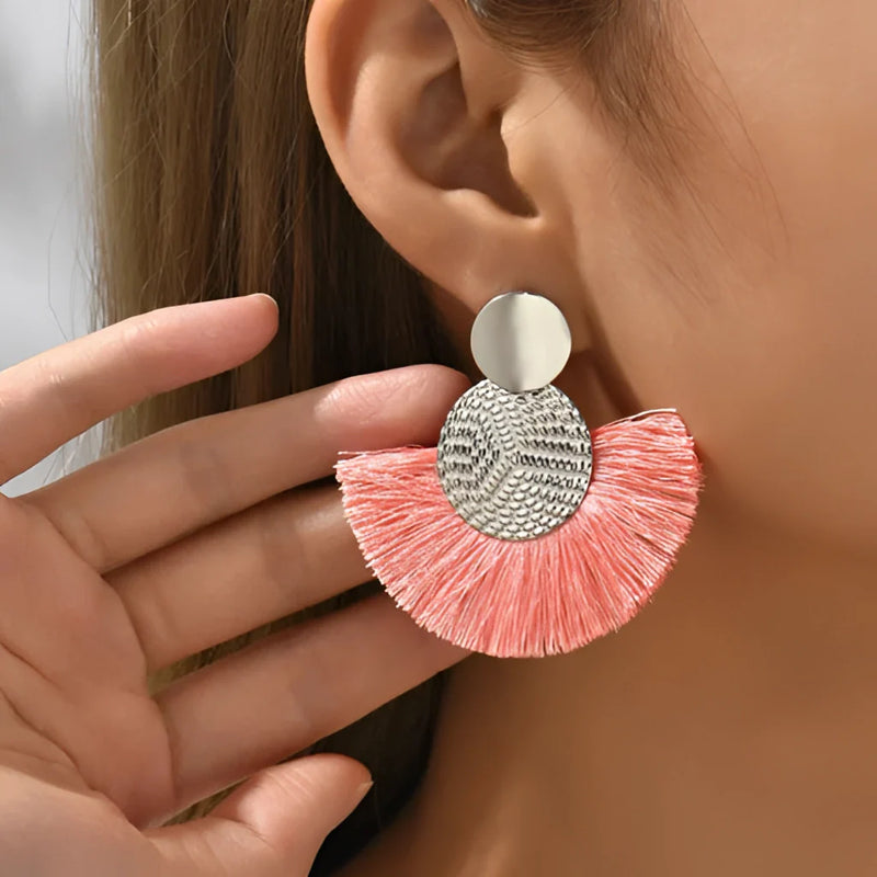 Böhmische weiße Quastenohrringe mit goldener Scheibe – Sommer-Statement