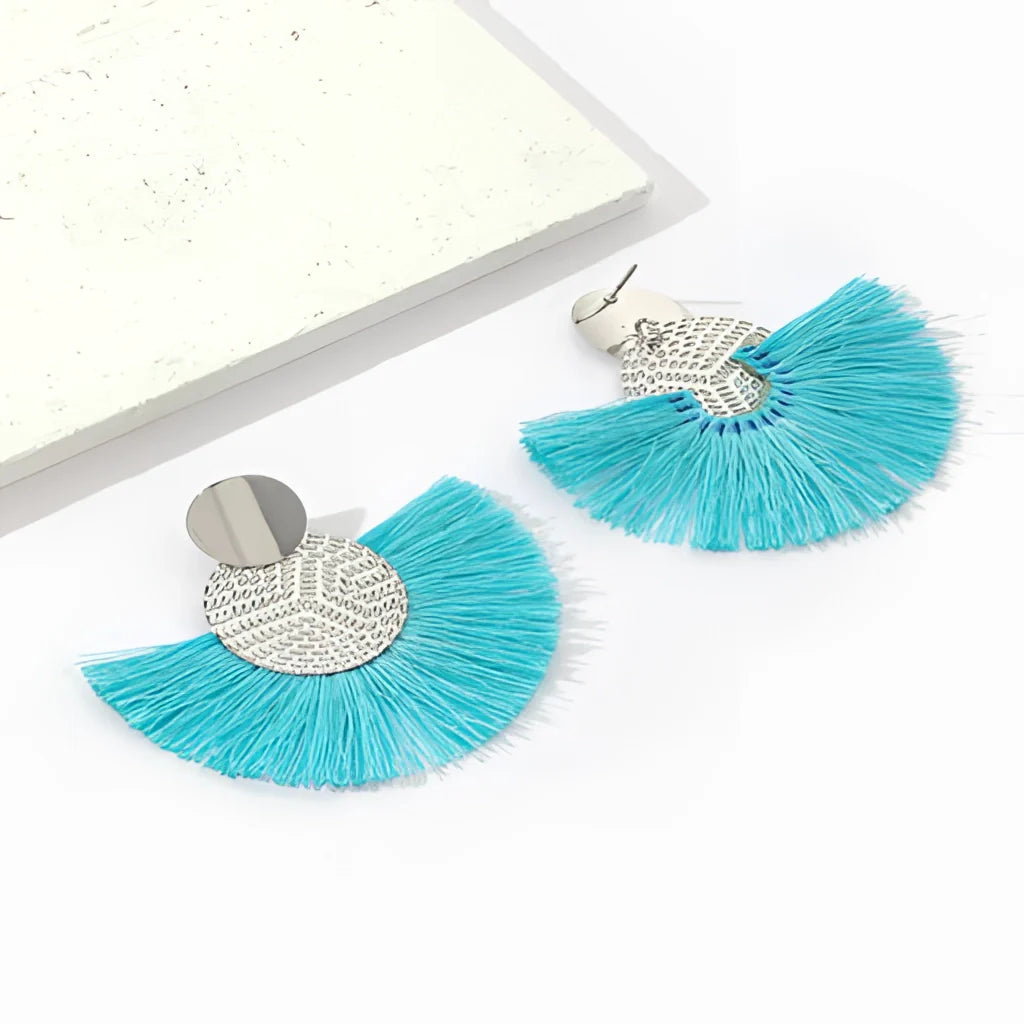 Böhmische weiße Quastenohrringe mit goldener Scheibe – Sommer-Statement