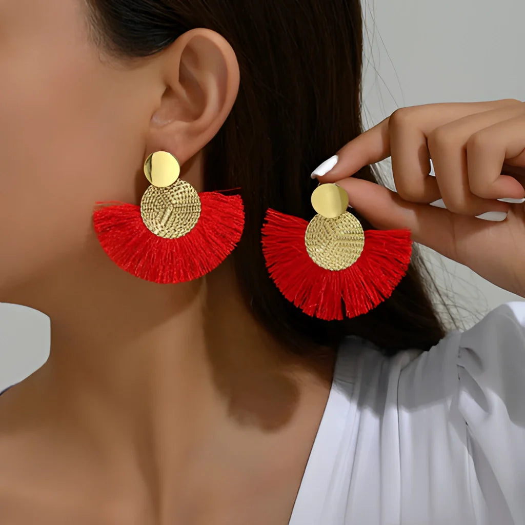 Böhmische weiße Quastenohrringe mit goldener Scheibe – Sommer-Statement