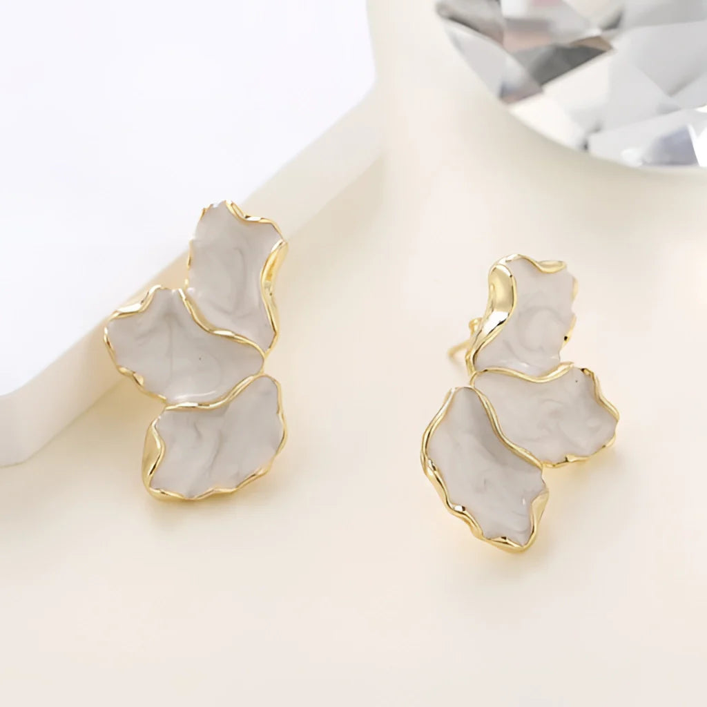 Asymmetrische Marmor-Ohrringe mit Goldrand - Einzigartiger Designer-Steinschmuck