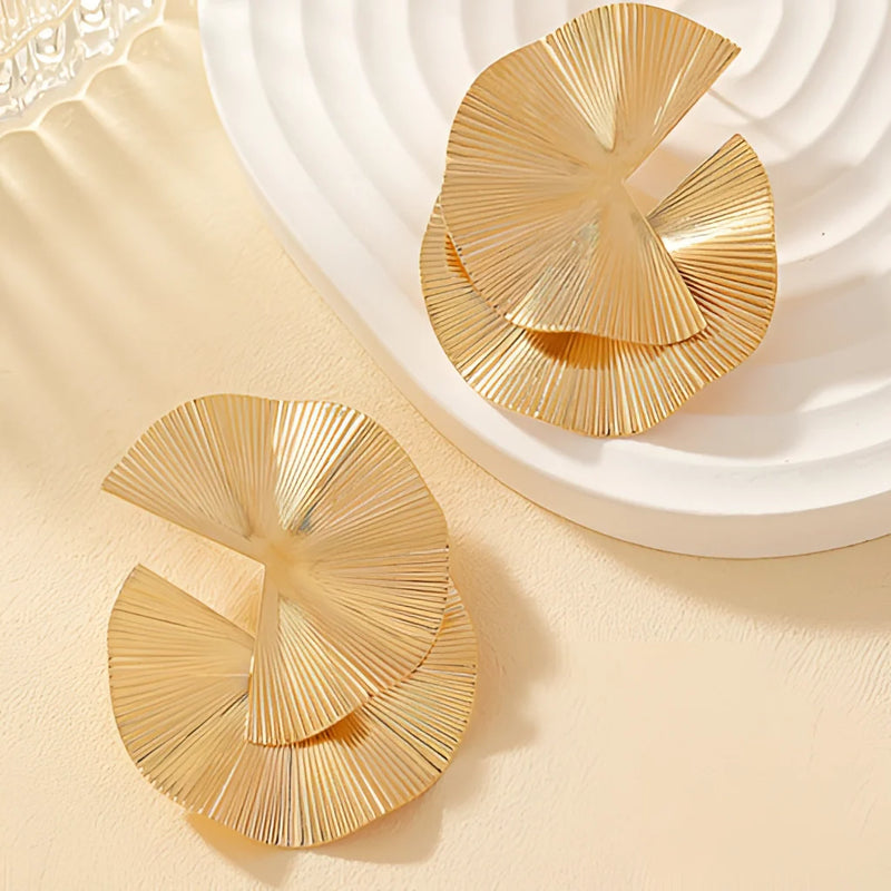 Goldene Fan-Statement-Ohrringe – luxuriöser strukturierter Designerschmuck