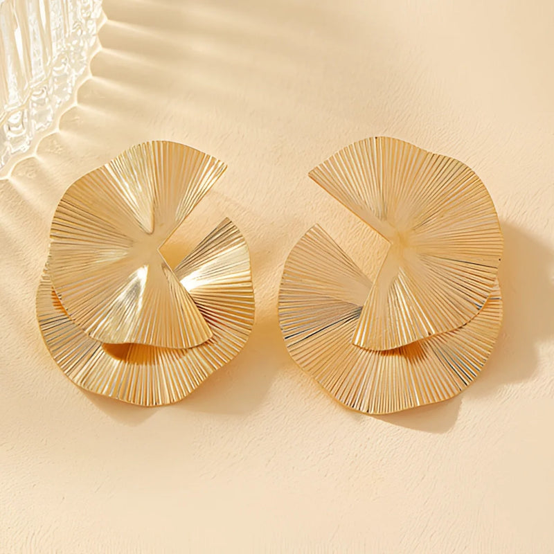 Goldene Fan-Statement-Ohrringe – luxuriöser strukturierter Designerschmuck