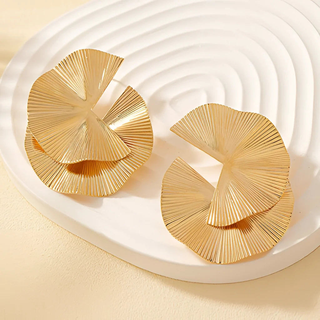 Goldene Fan-Statement-Ohrringe – luxuriöser strukturierter Designerschmuck