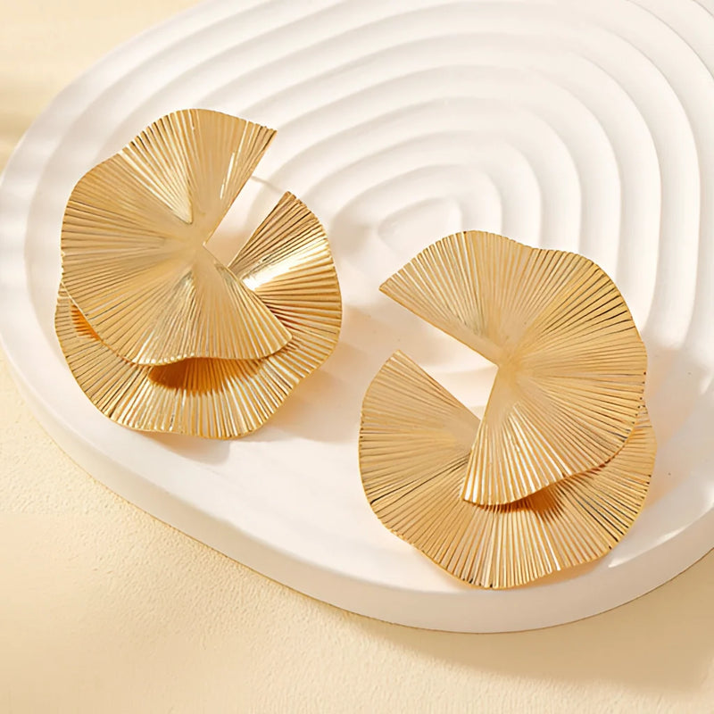 Goldene Fan-Statement-Ohrringe – luxuriöser strukturierter Designerschmuck