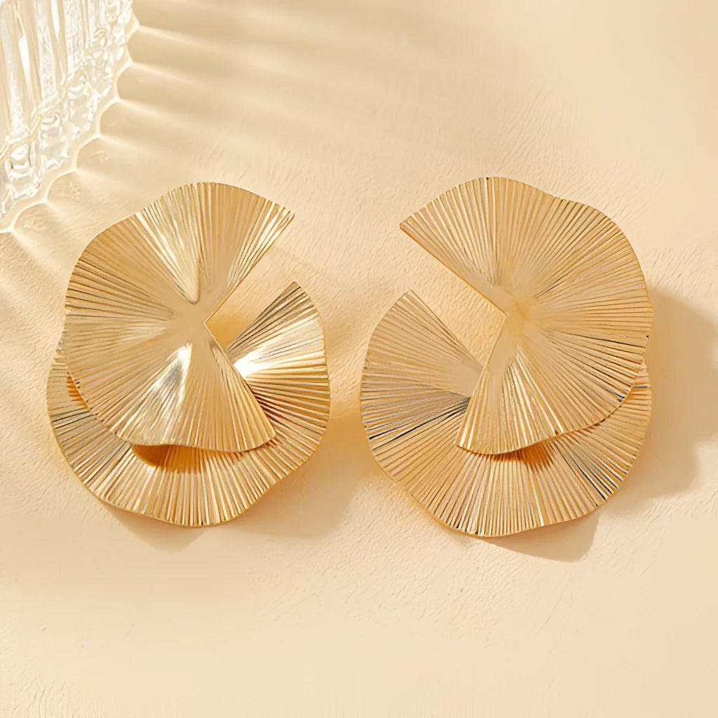 Goldene Fan-Statement-Ohrringe – luxuriöser strukturierter Designerschmuck