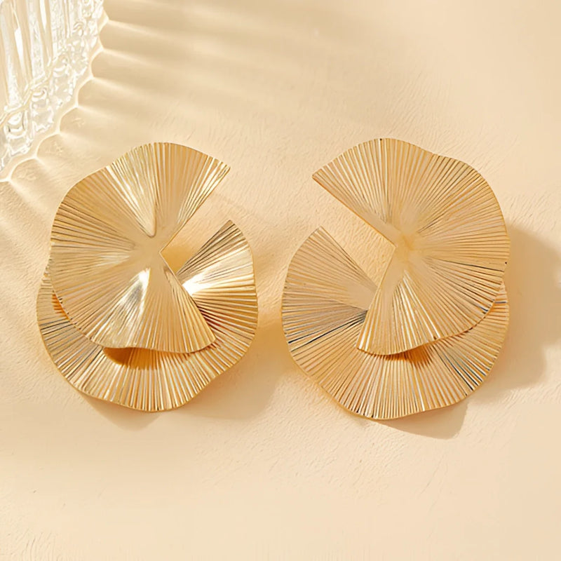 Goldene Fan-Statement-Ohrringe – luxuriöser strukturierter Designerschmuck