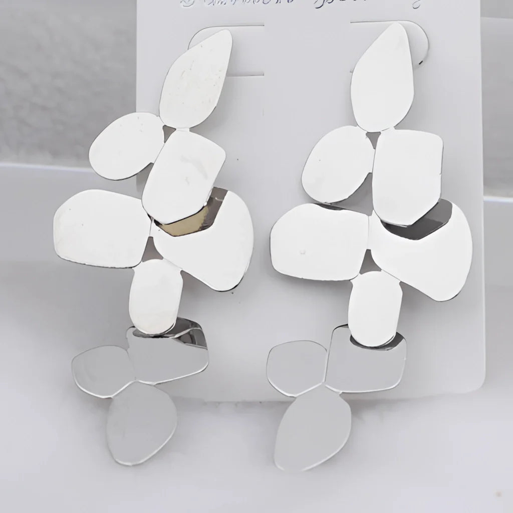 Geometrische Tropfenohrringe in goldener Blütenform – Schicke Hochzeits- und Abendgarderobe