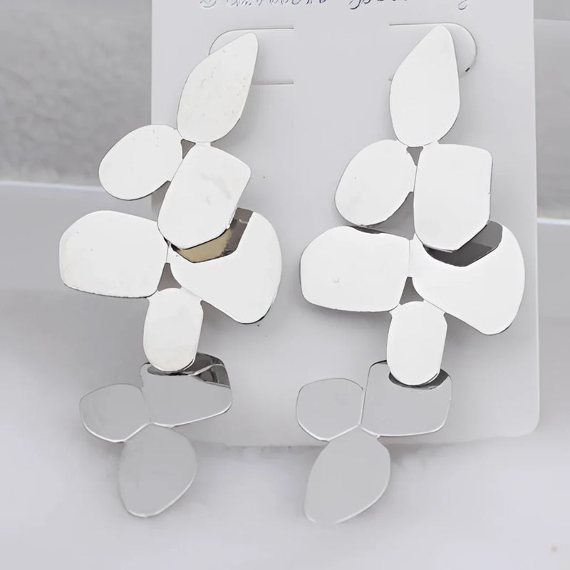 Geometrische Tropfenohrringe in goldener Blütenform – Schicke Hochzeits- und Abendgarderobe