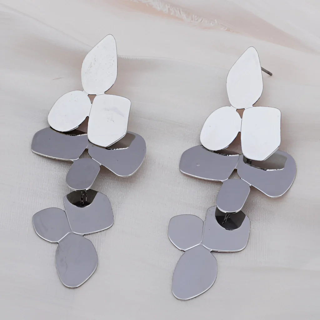 Geometrische Tropfenohrringe in goldener Blütenform – Schicke Hochzeits- und Abendgarderobe