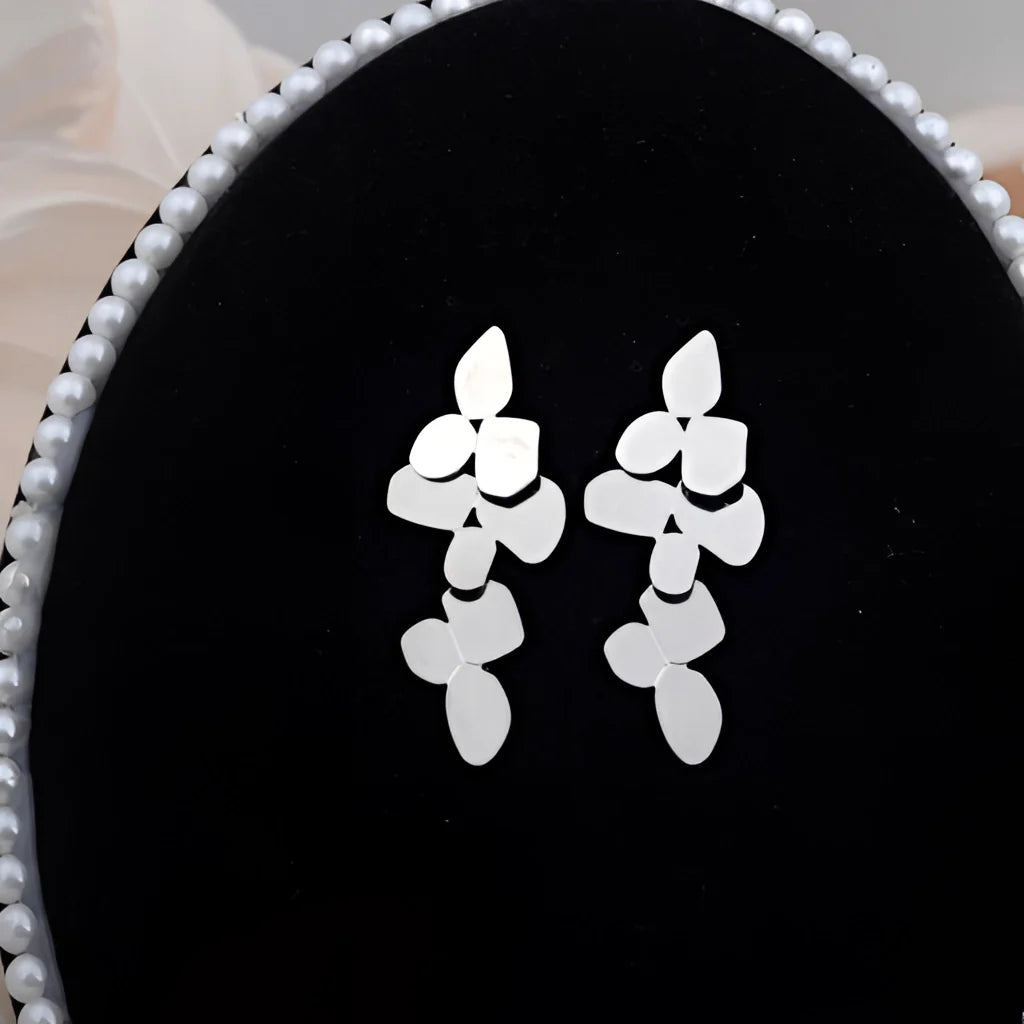 Geometrische Tropfenohrringe in goldener Blütenform – Schicke Hochzeits- und Abendgarderobe