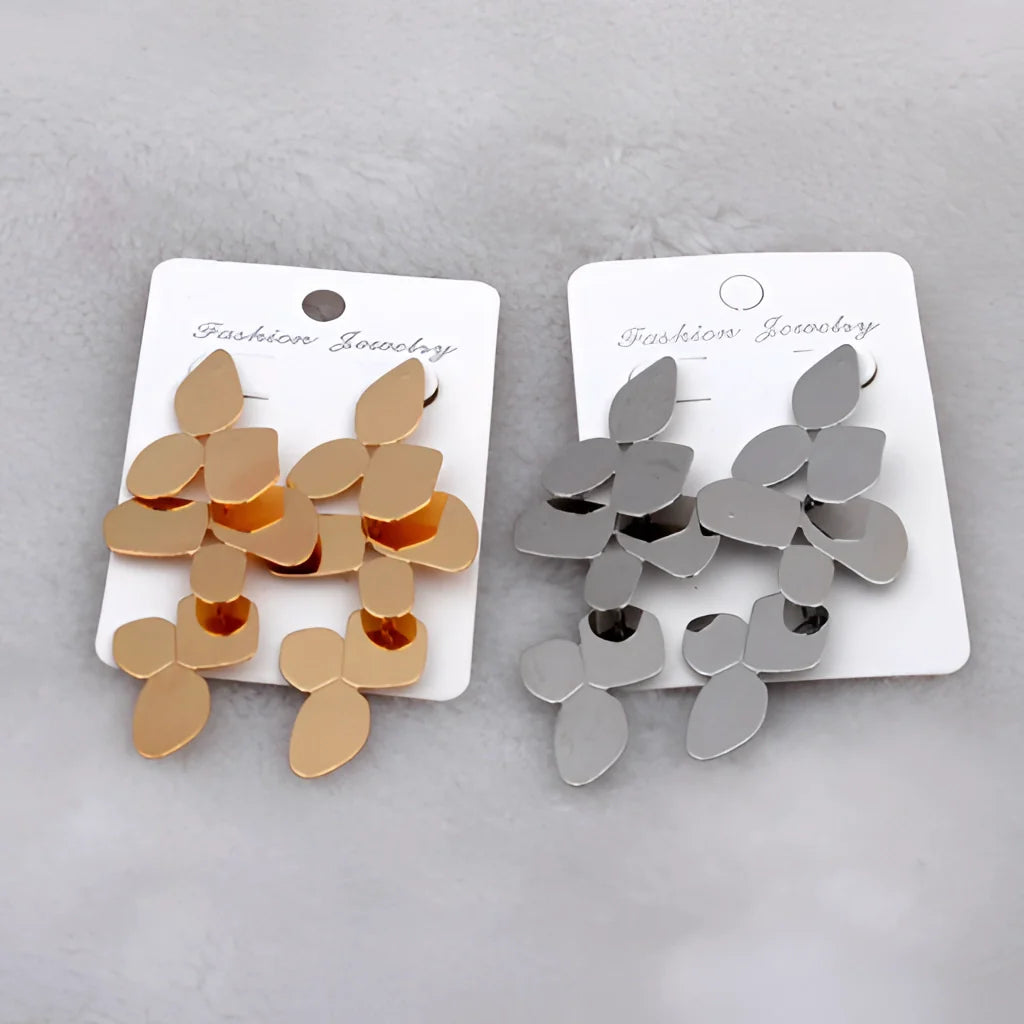 Geometrische Tropfenohrringe in goldener Blütenform – Schicke Hochzeits- und Abendgarderobe