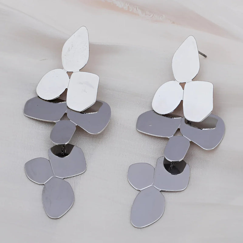 Geometrische Tropfenohrringe in goldener Blütenform – Schicke Hochzeits- und Abendgarderobe