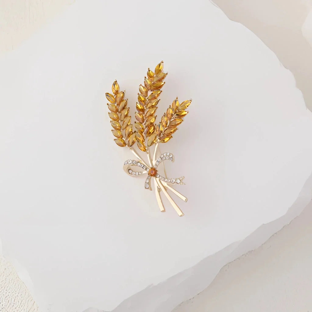Luxuriöse Weizenbrosche mit blauem/gelbem Saphir – goldene Edelstein-Anstecknadel