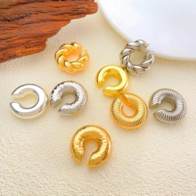 Luxuriöse, moderne Spiralskulptur in Gold – elegantes, abstraktes Tafelaufsatz