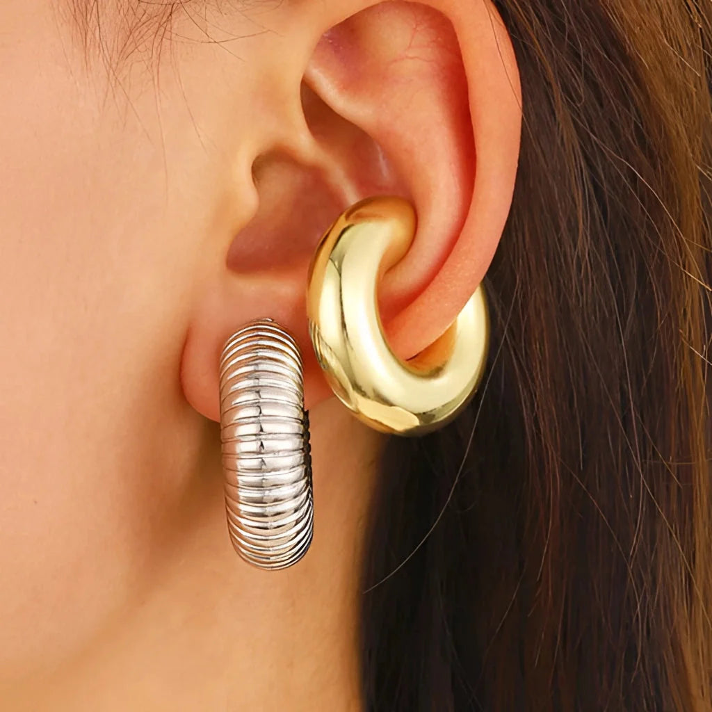 Luxuriöse, moderne Spiralskulptur in Gold – elegantes, abstraktes Tafelaufsatz