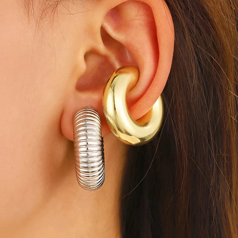 Luxuriöse, moderne Spiralskulptur in Gold – elegantes, abstraktes Tafelaufsatz