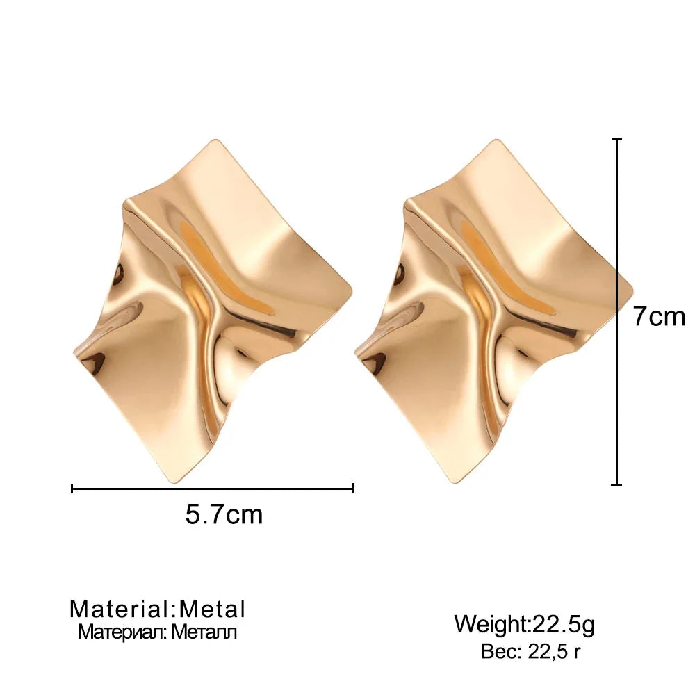 Moderne geometrische Goldohrringe - gedrehter, abstrakter, skulpturaler Schmuck
