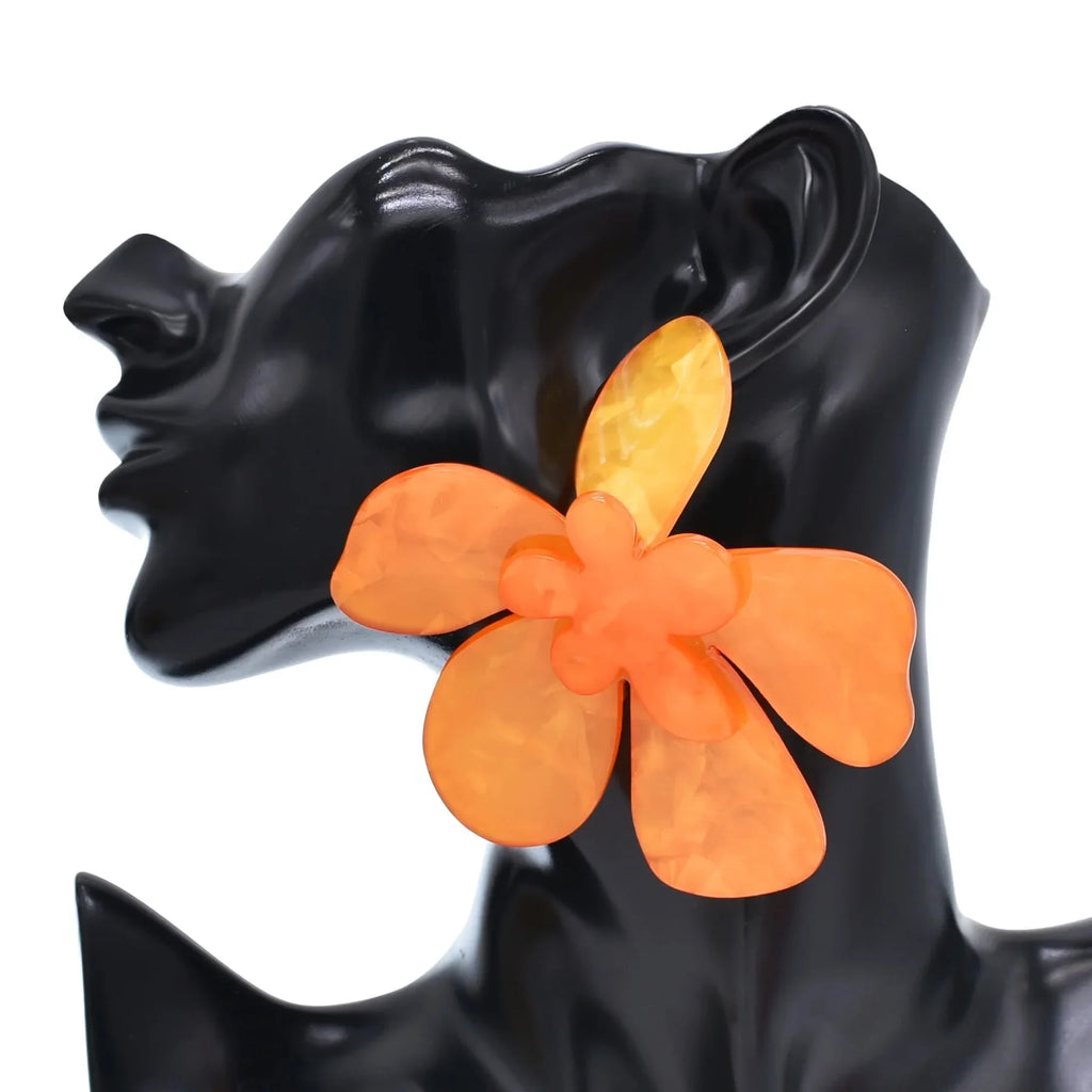 Übergroße rosa florale Statement-Ohrringe aus Acryl - trendiger Damenschmuck