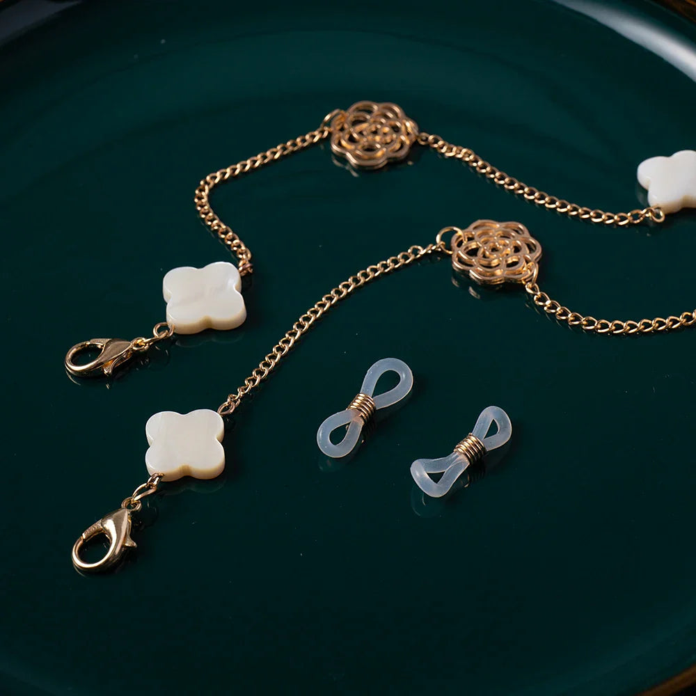 Luxuriöse Brillenkette aus Perlen und Gold | Stilvoller Brillenhalter mit Perlen