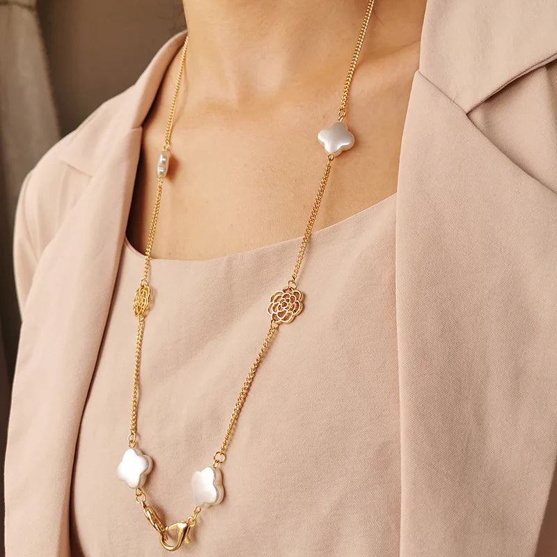 Luxuriöse Brillenkette aus Perlen und Gold | Stilvoller Brillenhalter mit Perlen