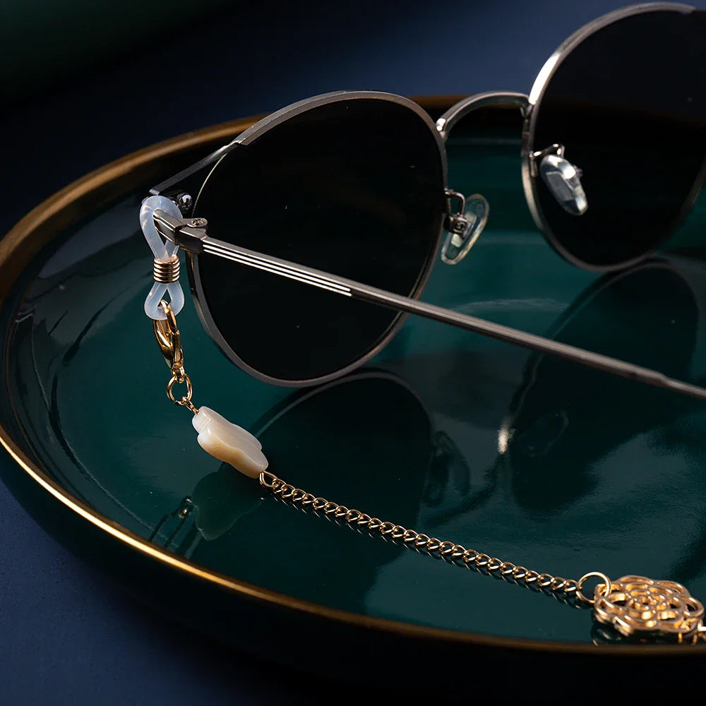 Luxuriöse Brillenkette aus Perlen und Gold | Stilvoller Brillenhalter mit Perlen