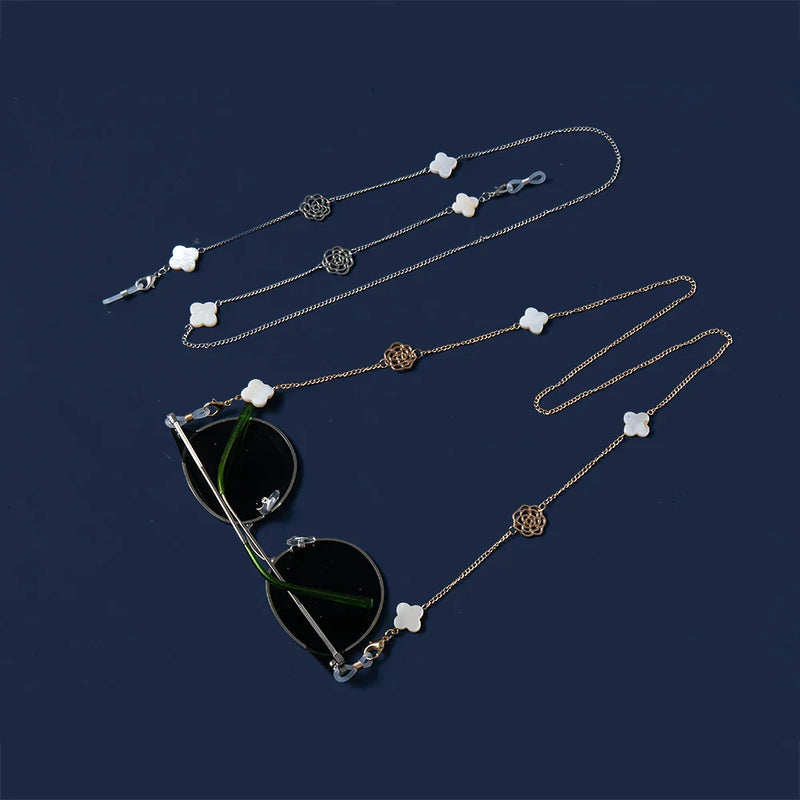 Luxuriöse Brillenkette aus Perlen und Gold | Stilvoller Brillenhalter mit Perlen