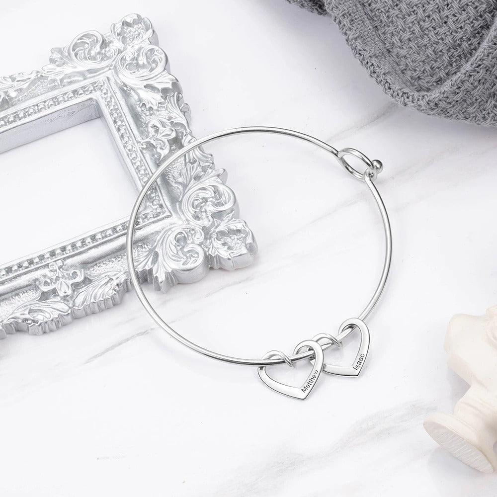 Armreif mit personalisierten Herzanhängern mit Namen