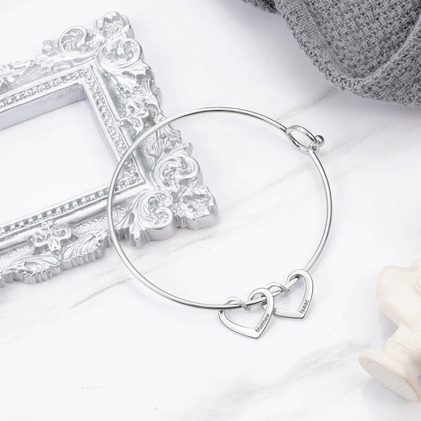 Armreif mit personalisierten Herzanhängern mit Namen