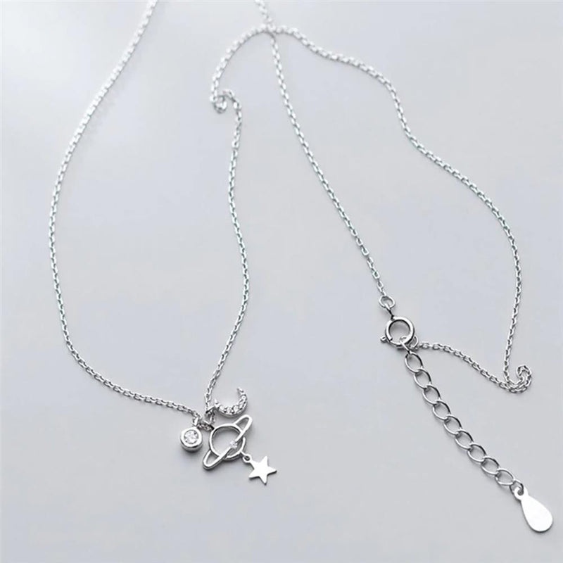 Wunderschöne Halskette mit Planeten-, Mond- und Stern-Anhänger