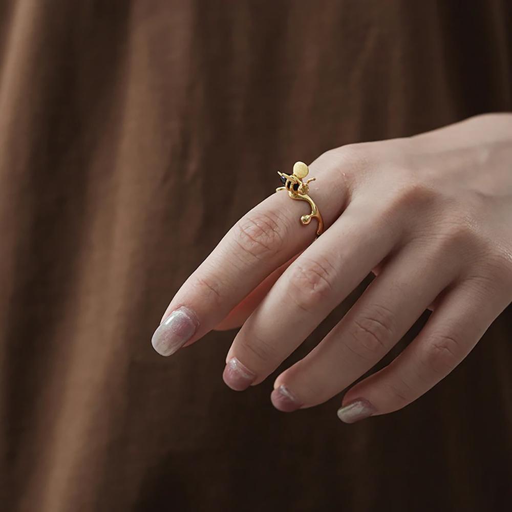 Ring mit Biene und tropfendem Honig