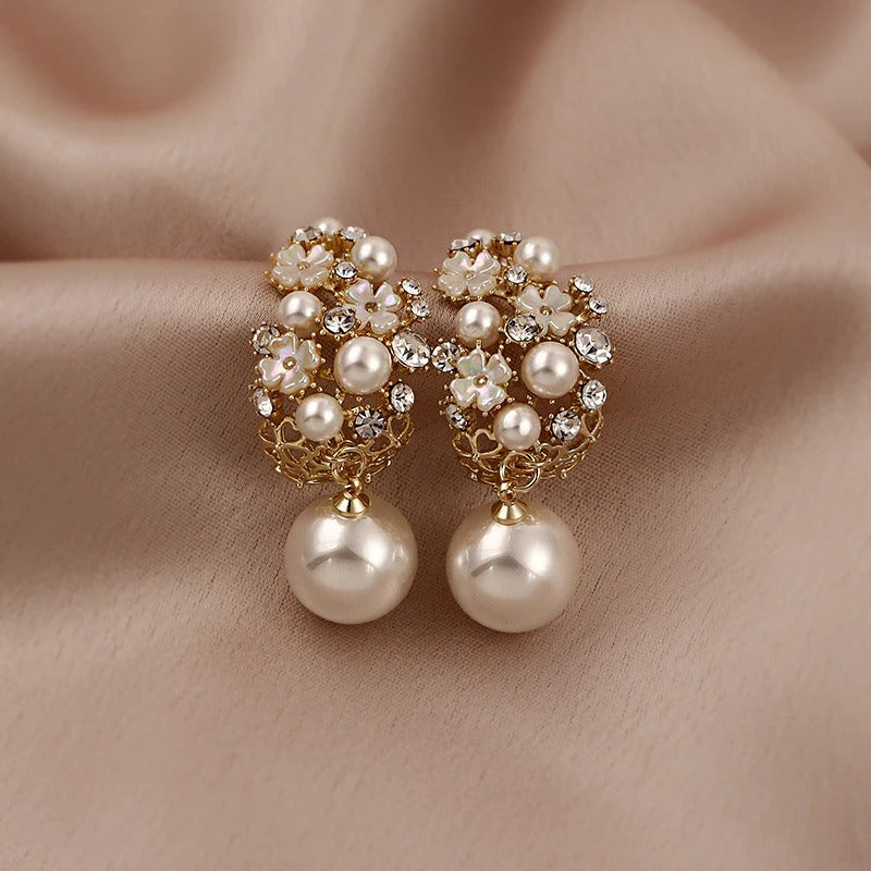 Mit Juwelen besetzte hohle Strass-Perlen und Blumen-Ohrhänger