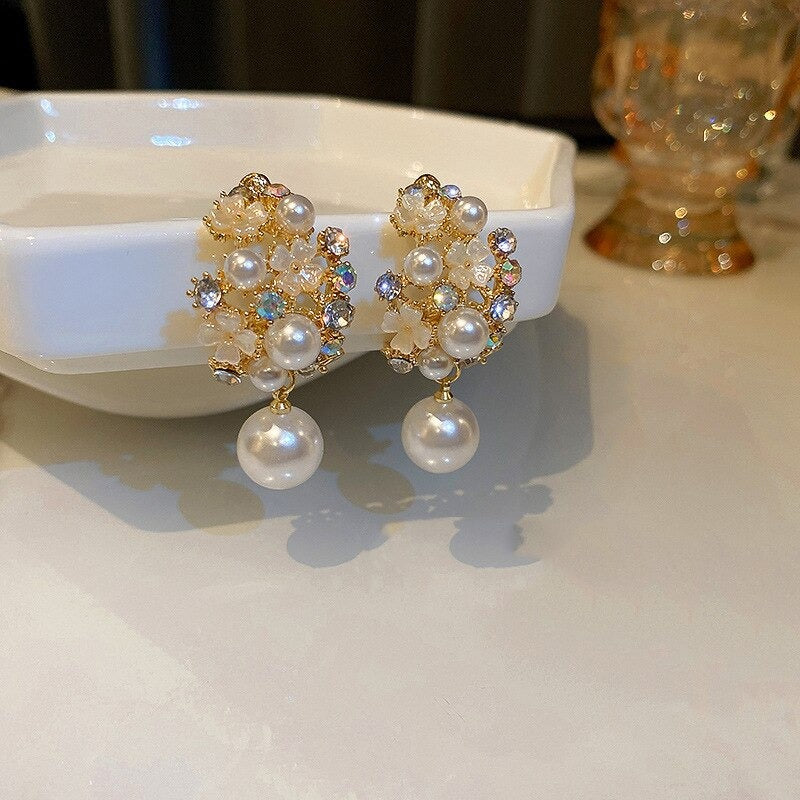 Mit Juwelen besetzte hohle Strass-Perlen und Blumen-Ohrhänger