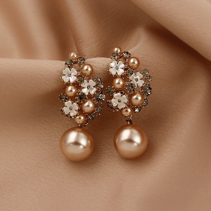 Mit Juwelen besetzte hohle Strass-Perlen und Blumen-Ohrhänger
