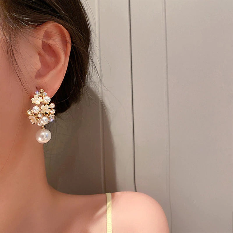 Mit Juwelen besetzte hohle Strass-Perlen und Blumen-Ohrhänger